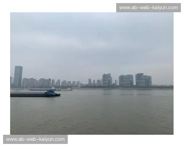 粤味的“松弛感”与赣派的“硬脊梁”：广州vs南昌，谁才是你灵魂的避风港？